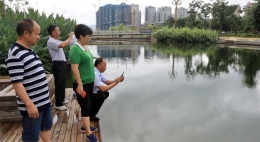 河长履职护碧水
