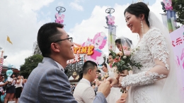 上海欢乐谷里的集体婚礼