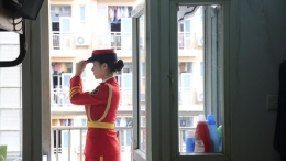 女子国旗班中“千禧宝宝”