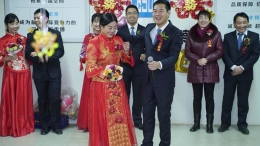 工地上的新年集体婚礼