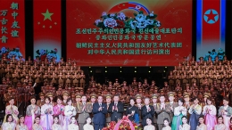 习近平和夫人彭丽媛会见李洙墉
