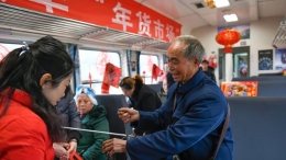绿皮车上的“年货市场”
