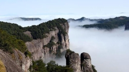 浙江仙居：雾锁群峦