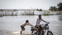 伊朗洪涝：村庄成泽国