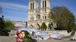 为巴黎圣母院祈福