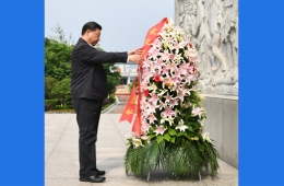 习近平向中央红军长征出发纪念碑敬献花篮