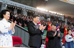 习近平和彭丽媛观看朝鲜体操和艺术演出