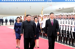 习近平抵达平壤开始对朝鲜进行国事访问