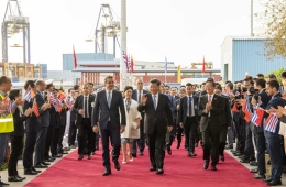 习近平和希腊总理共同参观中远海运比雷埃夫斯港项目