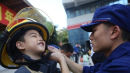 福建厦门：萌娃学消防