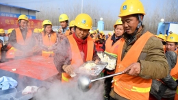 冬至暖心饺 飘香进工地