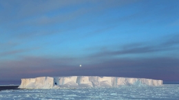 美丽的南极午夜冰山