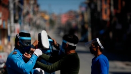 尼泊尔：自制防护面具