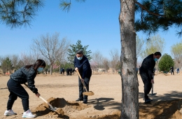 党和国家领导人参加首都义务植树活动