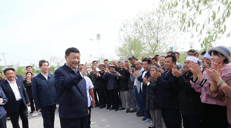 习近平在宁夏弘德村考察