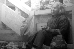 英国画家用铅笔描绘中国 如照片般逼真