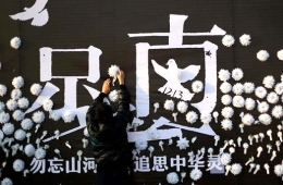 南京大学生迎国家公祭日“白花表哀思”