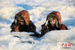 哨兵零下30度冰堆站岗 满面冰霜如“白眉大侠”