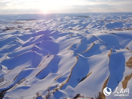 塔克拉玛干沙漠的雪景