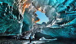 摄影师拍摄冰穴美如蓝色仙境