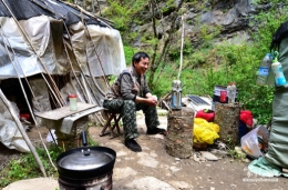秦岭山中唤猴人与他的猴群