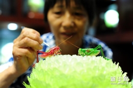 “蝈蝈白菜”展绢艺绝技