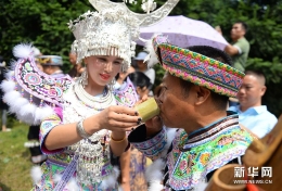 金秋苗寨迎客来
