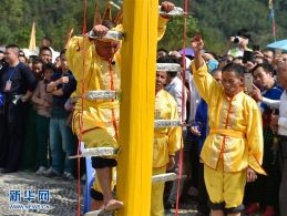 闽西山村民俗：“上刀山” 保平安