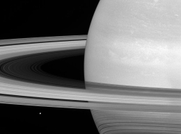 穿越土星环发回的第一轨图像