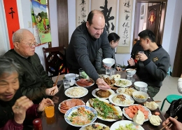 法国小伙陪中国媳妇儿回娘家过年
