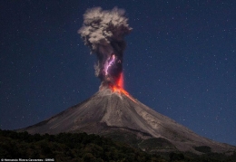 震撼　墨西哥火山熔岩夹闪电喷出
