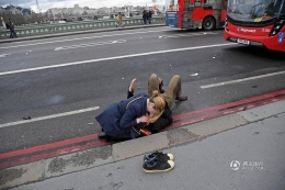 记者亲历伦敦恐袭民众自发救助伤者
