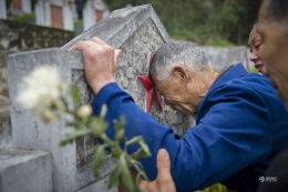 八旬烈士父亲苦寻38年终于实现看望儿子愿望