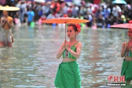 昆明“浴佛”开启欢乐泼水节