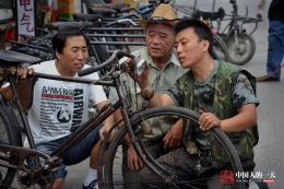 四十岁的他和九十岁的自行车