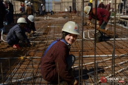 女民工混迹工地 电话里孩子哭喊妈妈