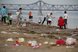 五一过后济南黄河滩上遍地垃圾