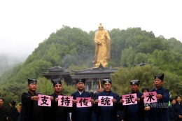 道士冒雨组人墙支持太极为传统武术正名