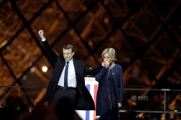 马克龙当选法国总统与妻子紧握双手