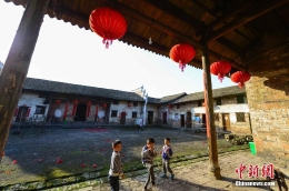 航拍赣西最大围屋外如龟形