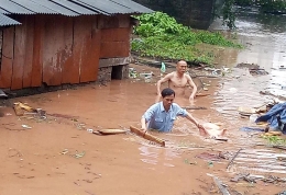重庆暴雨社区干部帮转移生猪现场