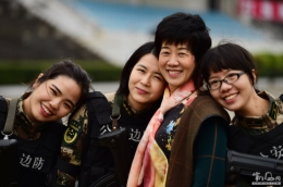 这些泛黄的老照片，记录了一位母亲34年的军旅故事