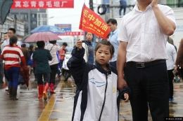 警车开道，毛坦厂中学万人送考