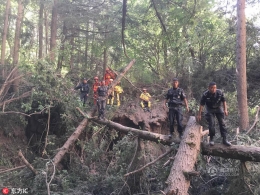 7名特警徒步挺进九寨沟深处营救被困群众