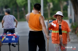 博士生替环卫工妈妈扫街 “帮爸妈做事天经地义”