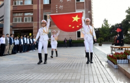 陕西西安：近千名陕港中学生国旗下感恩两地教师