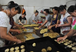 月饼店坚持手工制作30年顾客每天排长队