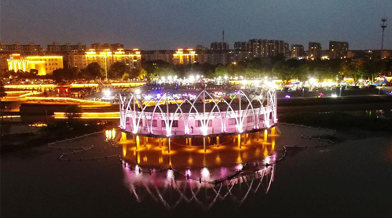 江苏金湖：五彩缤纷夜生活