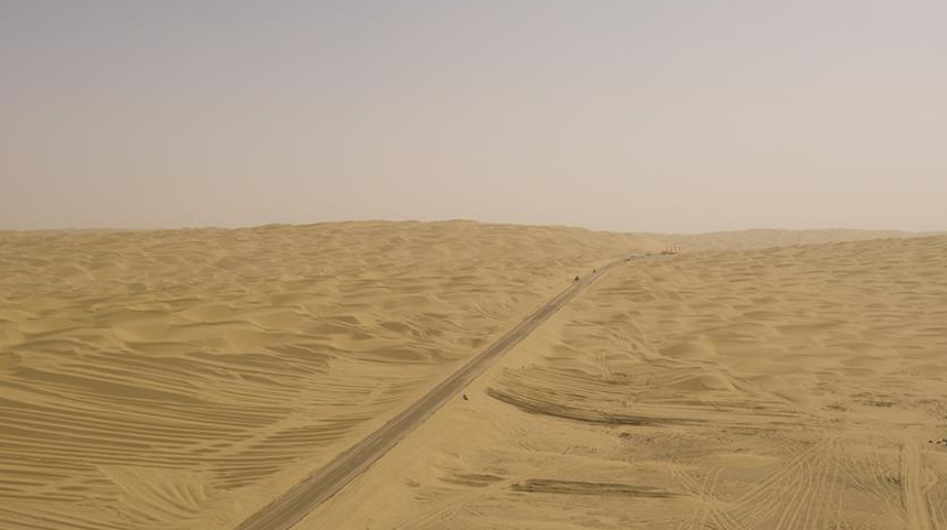 穿越塔克拉玛干沙漠第三条沙漠公路沙基全线贯通
