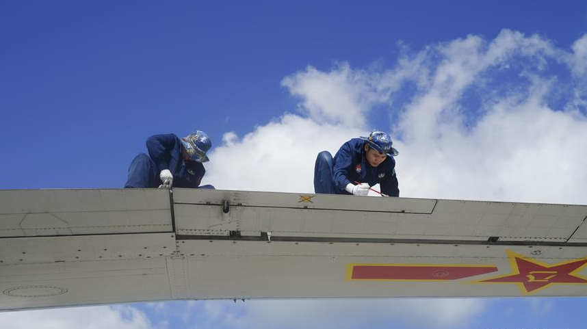 侦天探海 狩猎海空——南部战区海军航空兵某师加速转型提升新质战斗力记事